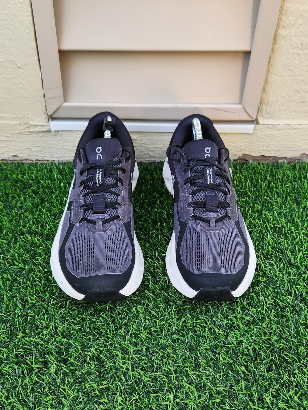 On Cloudrunner 2 Mens 8.5 Eclipse Black Running Shoes Sneakers 3ME10140264